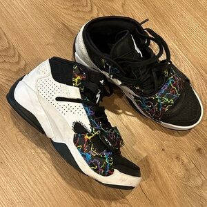 Jordan Zion 2
Noah White Black Multi-Color size 6Y barely worn